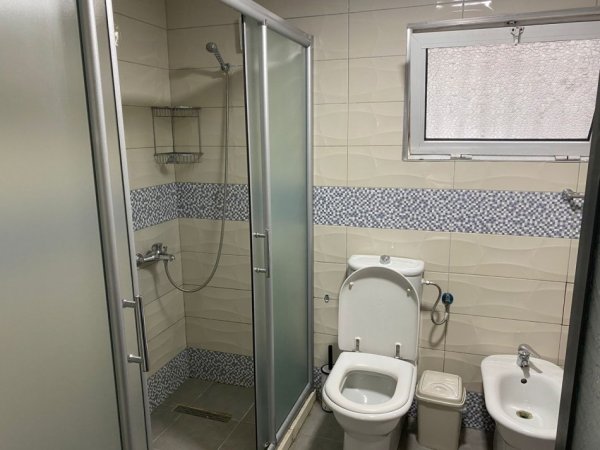 Tirane, jepet me qera shtepi 1+1+Ballkon Kati 0, 56 m² 400 € (ne rrugen Sulejman Delvina Tirane.)