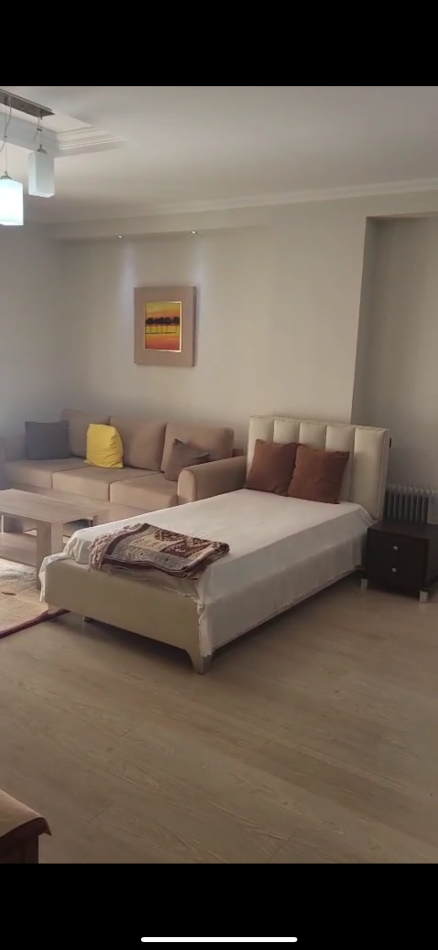 Tirane, jepet me qera apartament 1+1+Ballkon Kati 5, 600 € (Komuna Parisit)