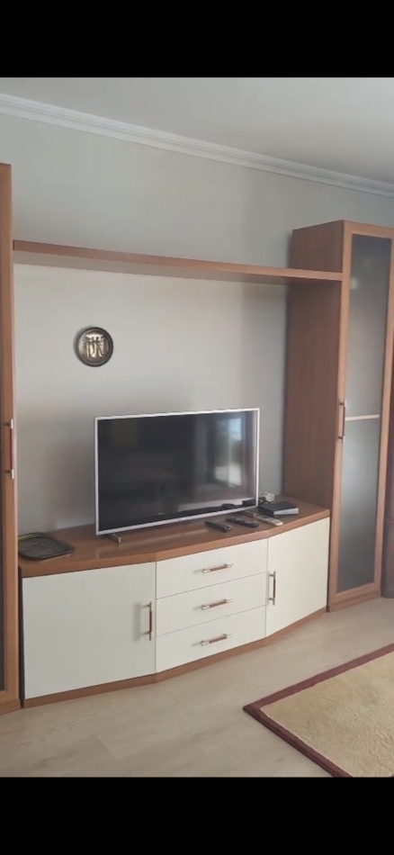 Tirane, jepet me qera apartament 1+1+Ballkon Kati 5, 600 € (Komuna Parisit)
