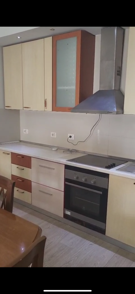 Tirane, jepet me qera apartament 1+1+Ballkon Kati 5, 600 € (Komuna Parisit)