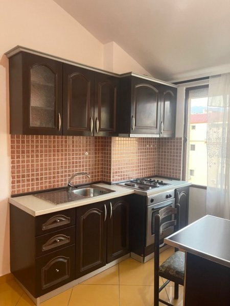 Tirane, jepet me qera shtepi 1+1+Ballkon Kati 4, 55 m² 400 € (Fakulteti i Inxhinieris se Ndertimit, Konviktet)