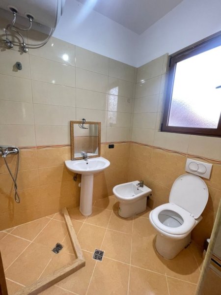 Tirane, jepet me qera shtepi 1+1+Ballkon Kati 4, 55 m² 400 € (Fakulteti i Inxhinieris se Ndertimit, Konviktet)