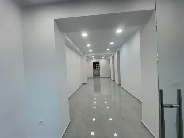 Tirane, jepet me qera ambjent biznesi Kati 0, 64 m² 1.700 € (21 Dhjetori)