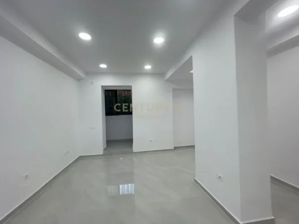Tirane, jepet me qera ambjent biznesi Kati 0, 64 m² 1.700 € (21 Dhjetori)