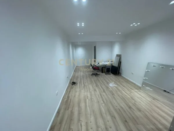 Tirane, jepet me qera ambjent biznesi Kati 0, 30 m² 850 € (Rr. Kosovareve)