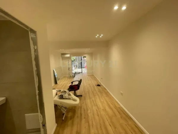 Tirane, jepet me qera ambjent biznesi Kati 0, 30 m² 850 € (Rr. Kosovareve)