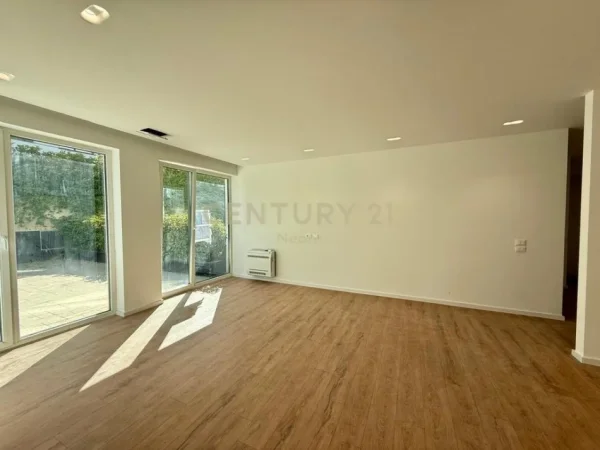 Tirane, jepet me qera apartament 3+1+Aneks+Ballkon Kati 3, 127 m² 1.700 € (Liqeni i Thate)