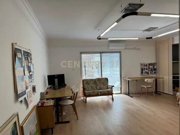 Tirane, jepet me qera zyre Kati 0, 75 m² 550 € (Neom119861)
