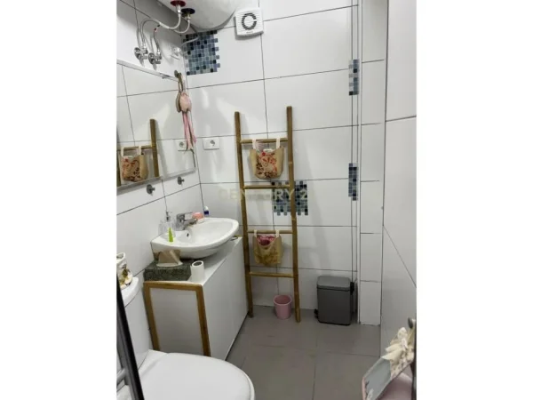 Tirane, jepet me qera zyre Kati 0, 75 m² 550 € (Neom119861)