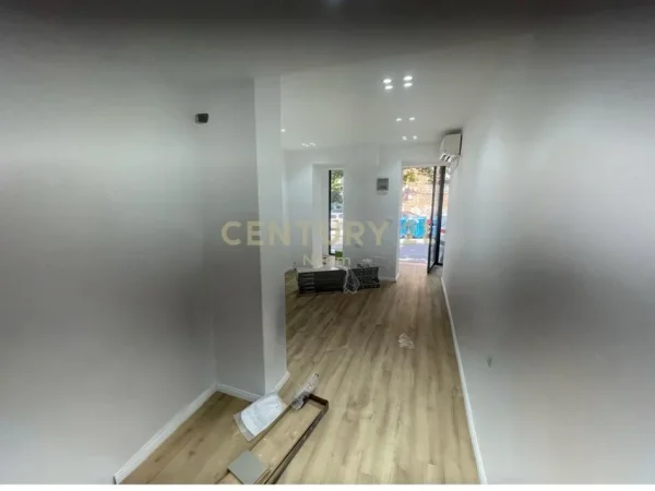 Tirane, jepet me qera zyre Kati 0, 20 m² 700 € (Neom120016)