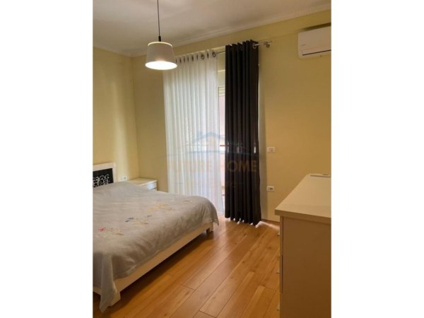 Tirane, jepet me qera apartament 2+1+Ballkon Kati 2, 120 m² 850 € 