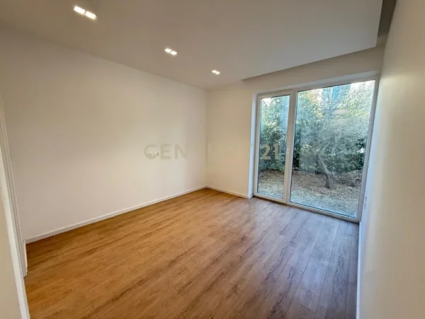 Tirane, jepet me qera apartament 3+1+Aneks+Ballkon Kati 0, 127 m² 1.700 € (Neom120063)