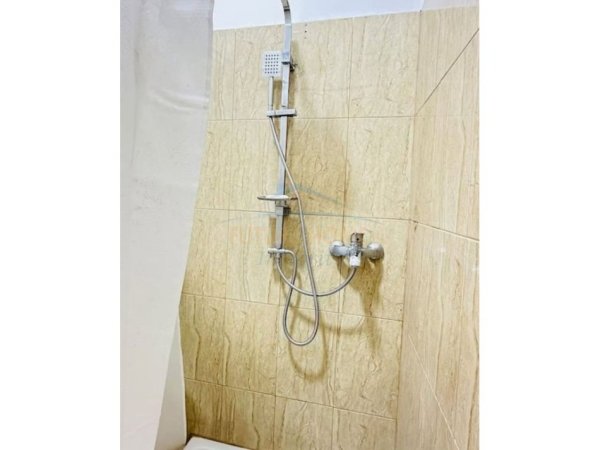 Tirane, jepet me qera apartament 2+1 Kati 1, 50 m² 600 € (9 Kateshet, Qender)