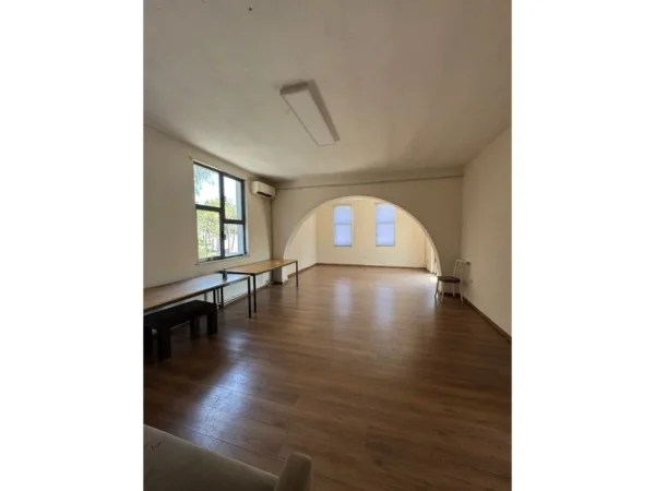 Tirane, jepet me qera ambjent biznesi Kati 0, 364 m² 3.001 € (EKONOMIKU)