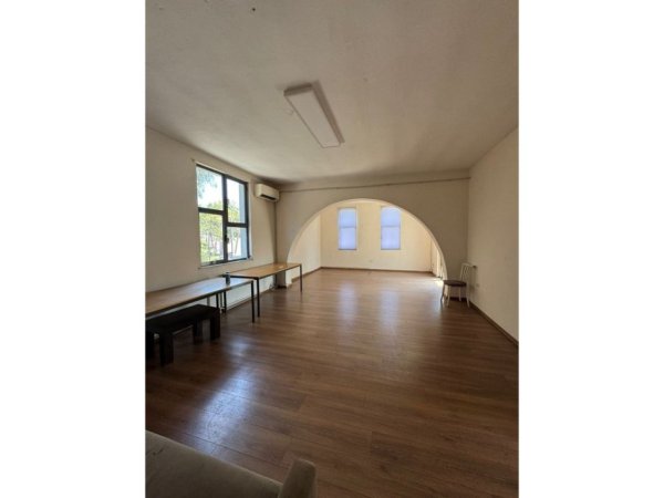 Tirane, jepet me qera ambjent biznesi Kati 0, 364 m² 3.001 € (EKONOMIKU)