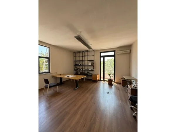Tirane, jepet me qera ambjent biznesi Kati 0, 364 m² 3.001 € (EKONOMIKU)