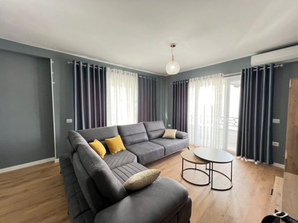 Tirane, jepet me qera apartament 2+1 Kati 2, 150 m² 900 €