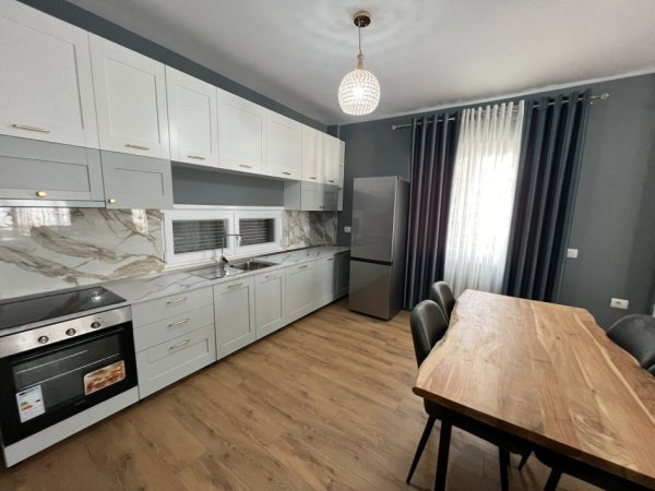 Tirane, jepet me qera apartament 2+1 Kati 2, 150 m² 900 €