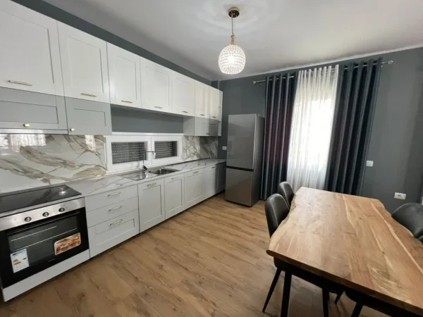 Tirane, jepet me qera apartament 2+1 Kati 2, 150 m² 900 €