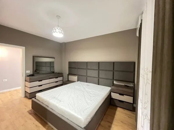 Tirane, jepet me qera apartament 2+1 Kati 2, 150 m² 900 €