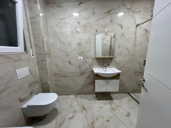 Tirane, jepet me qera apartament 2+1 Kati 2, 150 m² 900 €