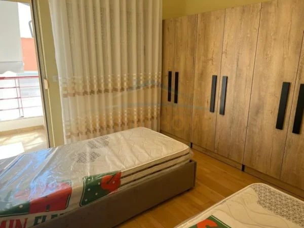 Tirane, jepet me qera apartament 2+1 Kati 2, 120 m² 850 € 