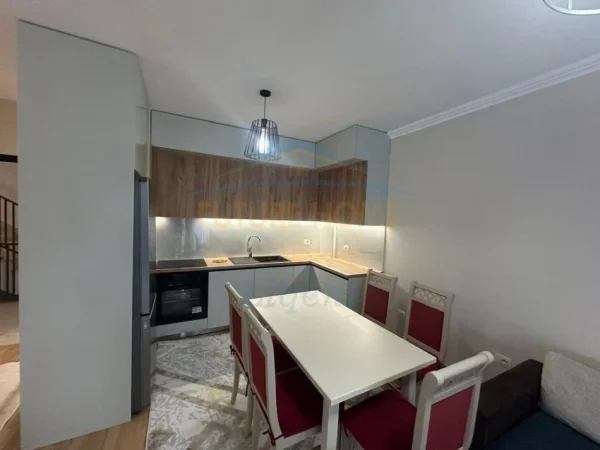 Tirane, jepet me qera apartament 2+1 Kati 3, 90 m² 700 € (Fiori Di Bosko, Don Bosko)