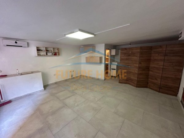 Tirane, jepet me qera ambjent biznesi Kati 0, 30 m² 300 € 
