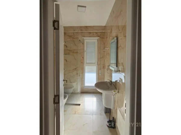 Tirane, jepet me qera apartament 2+1 Kati 3, 101 m² 700 € (Don Bosko)