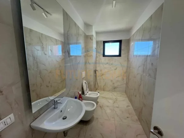 Tirane, jepet me qera apartament 2+1 Kati 8, 107 m² 800 € 