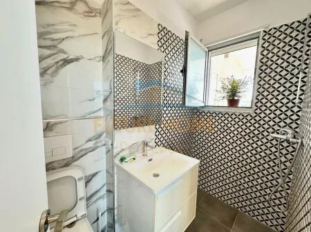 Tirane, shitet apartament 3+1 Kati 5, 164 m² 277.000 € (Xhamlliku)