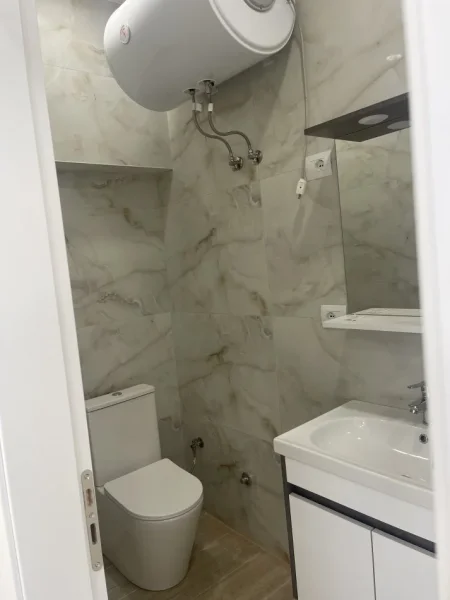 Tirane, jepet me qera dyqan Kati 0, 40 m² 500 € (Komuna e parisit)