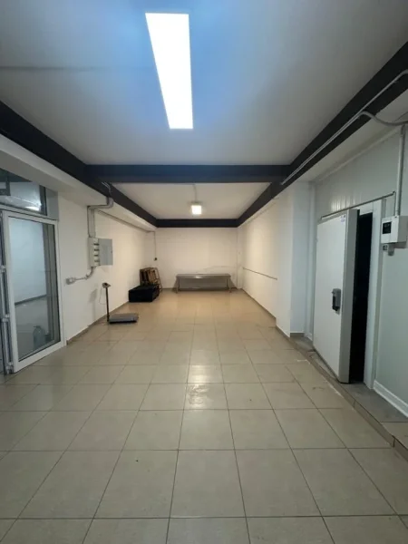 Tirane, jepet me qera magazine Kati 0, 200 m² (Liqeni i Thate, prane Hotel Radison)