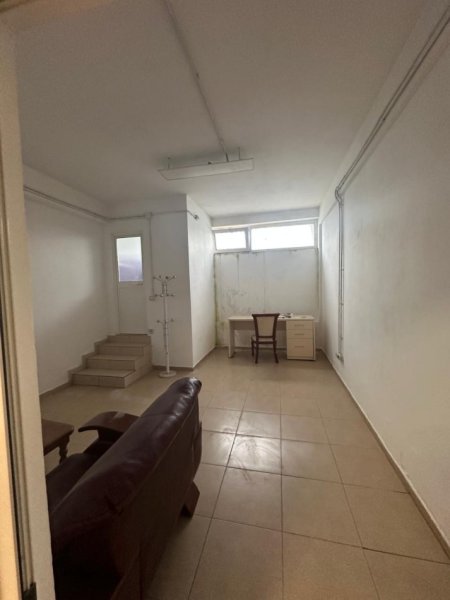 Tirane, jepet me qera magazine Kati 0, 200 m² (Liqeni i Thate, prane Hotel Radison)