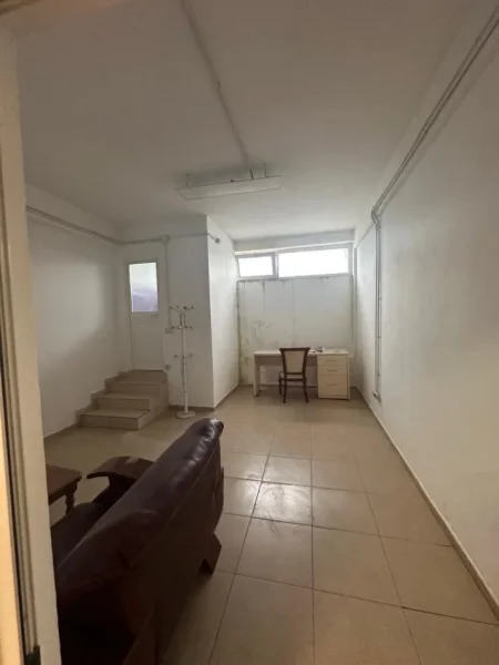 Tirane, jepet me qera magazine Kati 0, 200 m² (Liqeni i Thate, prane Hotel Radison)