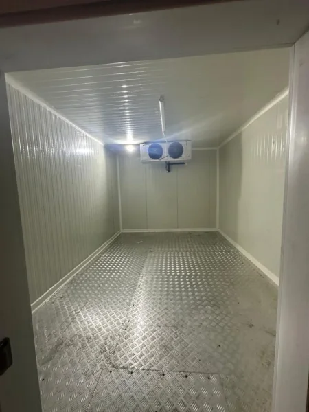 Tirane, jepet me qera magazine Kati 0, 200 m² (Liqeni i Thate, prane Hotel Radison)