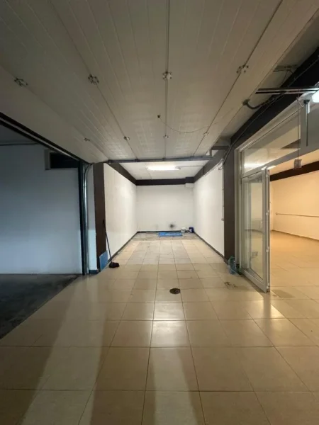 Tirane, jepet me qera magazine Kati 0, 200 m² (Liqeni i Thate, prane Hotel Radison)