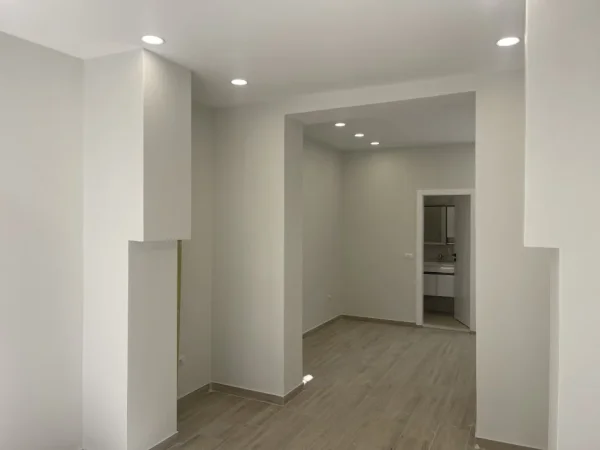 Tirane, jepet me qera zyre Kati 0, 40 m² 500 € (Komuna e parisit)