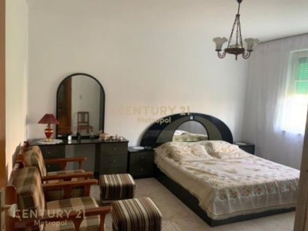 Tirane, jepet me qera apartament 3+1+Ballkon Kati 2, 429 m² 400 € (Rr. Dhimiter Kamarda)