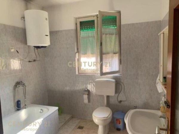 Tirane, jepet me qera apartament 3+1+Ballkon Kati 2, 429 m² 400 € (Rr. Dhimiter Kamarda)