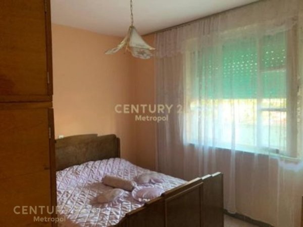 Tirane, jepet me qera apartament 3+1+Ballkon Kati 2, 429 m² 400 € (Rr. Dhimiter Kamarda)