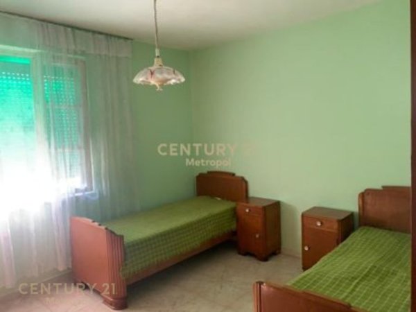 Tirane, jepet me qera apartament 3+1+Ballkon Kati 2, 429 m² 400 € (Rr. Dhimiter Kamarda)