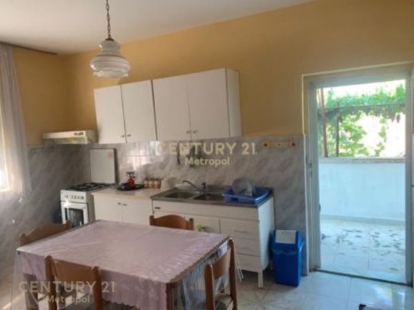 Tirane, jepet me qera apartament 3+1+Ballkon Kati 2, 429 m² 400 € (Rr. Dhimiter Kamarda)