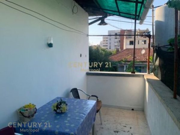 Tirane, jepet me qera apartament 3+1+Ballkon Kati 2, 429 m² 400 € (Rr. Dhimiter Kamarda)