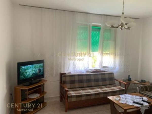 Tirane, jepet me qera apartament 3+1+Ballkon Kati 2, 429 m² 400 € (Rr. Dhimiter Kamarda)