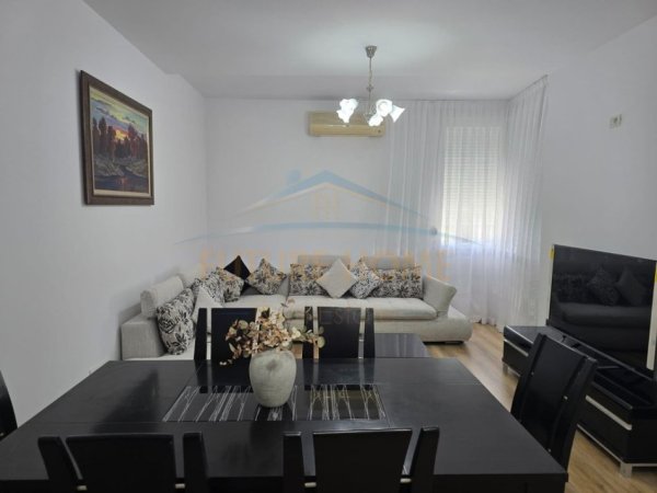 Tirane, jepet me qera 2+1 Kati 3, 93 m² 700 € 
