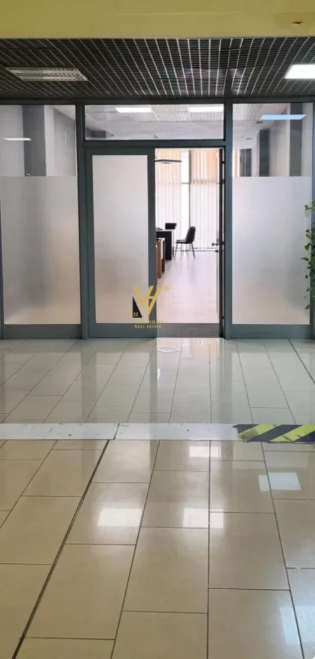 Tirane, jepet me qera ambjent biznesi Kati 1, 60 m² 800 € (QENDRA CONCORD)