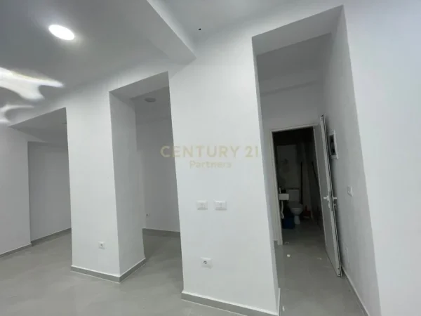 Tirane, jepet me qera ambjent biznesi Kati 0, 64 m² 1.700 € (21 Dhjetori)