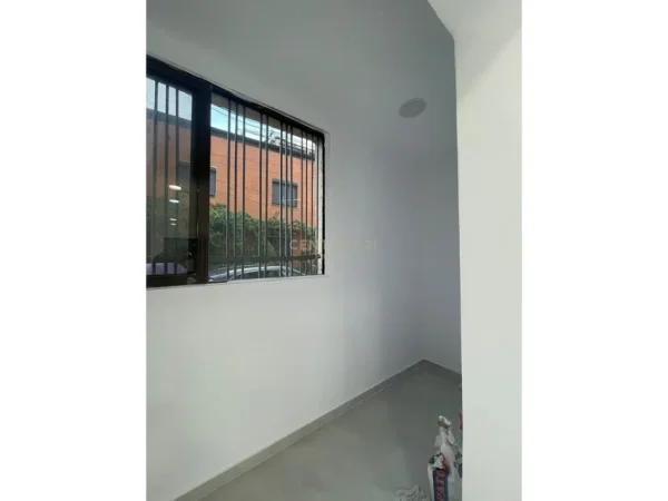 Tirane, jepet me qera ambjent biznesi Kati 0, 64 m² 1.700 € (21 Dhjetori)