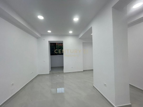 Tirane, jepet me qera ambjent biznesi Kati 0, 64 m² 1.700 € (Kryqezimi 21 Dhjetori)